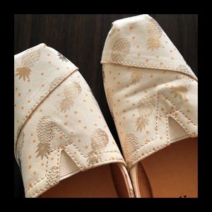 NWT Toms Classic Shoe with Pineapple Print